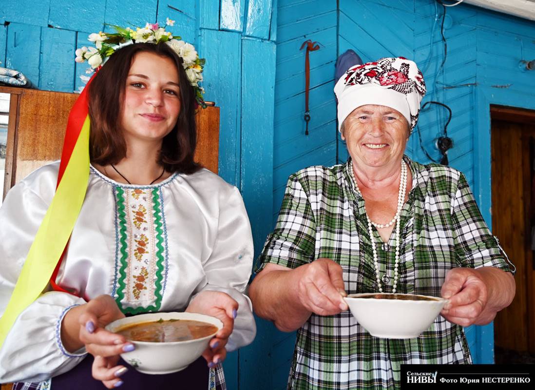 Традиционное блюдо борщ с пампушками с чесноком (укр. «борщ з пампушками з часником») украинцев с. Золотоношка Стерлитамакского района Башкортостана