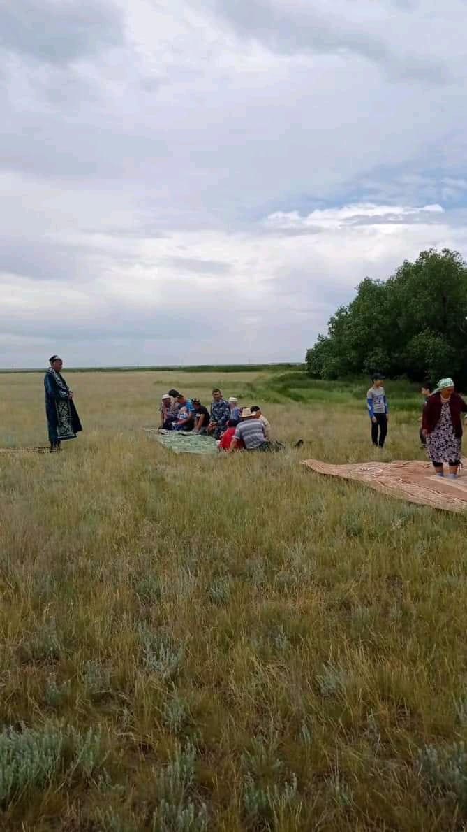 Жители села Бобровый Гай Пугачевского района Саратовской области готовятся к проведению обряда вызывания дождя. Фото предоставлено Асфандияровым З. С. 