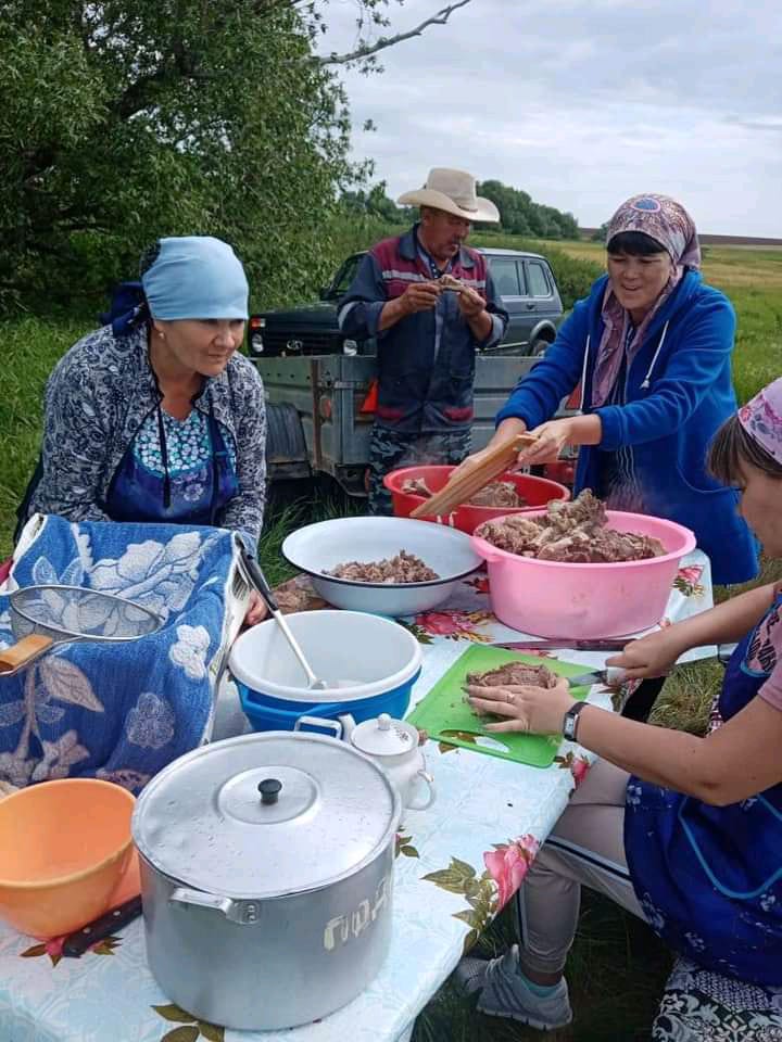 Жители села Бобровый Гай Пугачевского района Саратовской области готовятся к проведению обряда вызывания дождя. Фото предоставлено Асфандияровым З. С. 