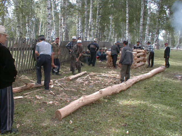 Изготовление сруба. Село Гадельгареево Бурзянского р-на РБ. 2014 г. 