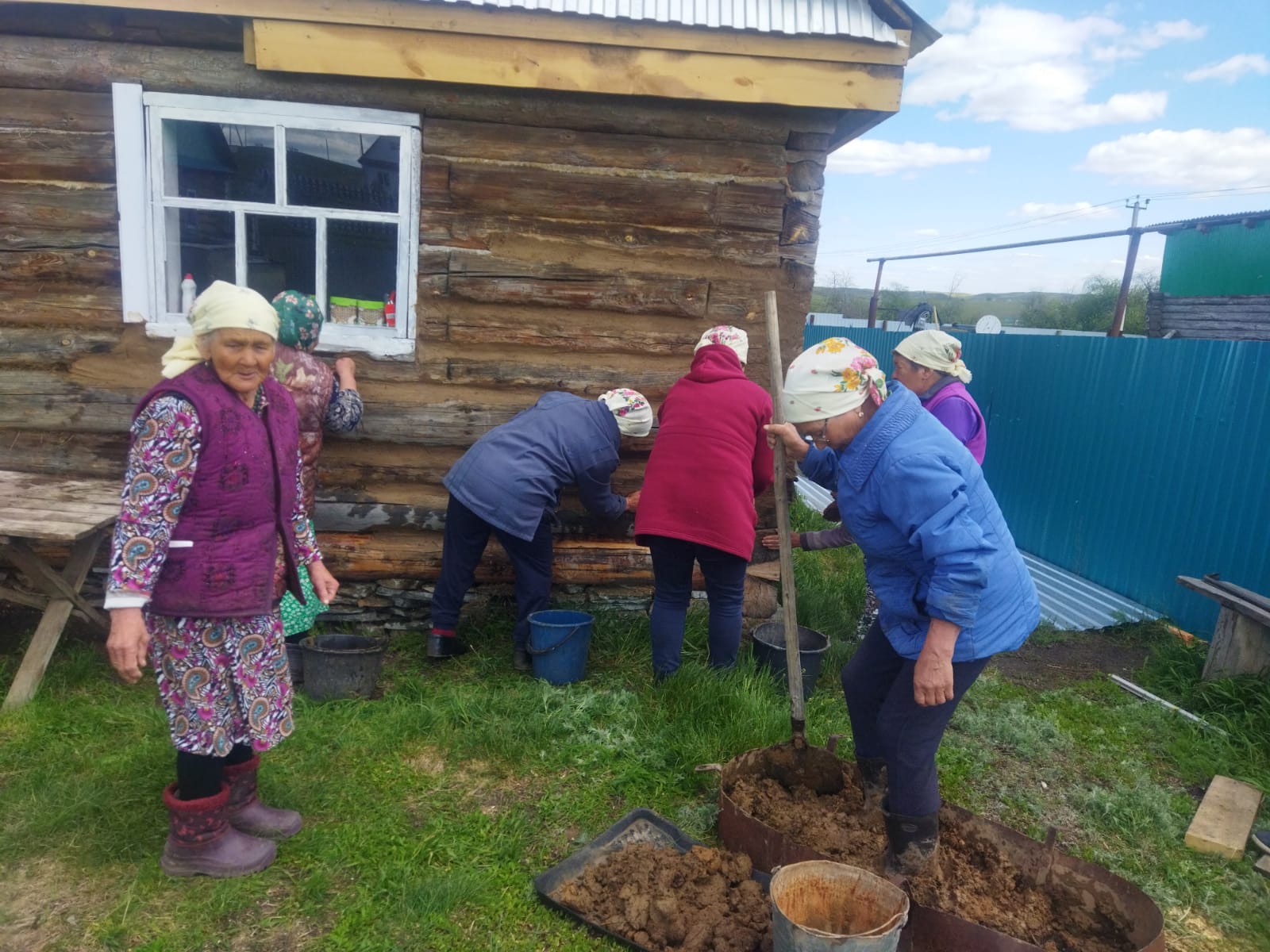 Коллективная помощь по обмазыванию глиной дома у башкир 