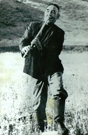 Башкир играет на курае. Июнь 1972 г. Автор неизвестен