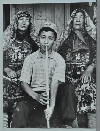 Две башкирки и юноша с кураем (в центре). Место создания фото Сафакулевский р-н Курганской обл. 1990-е гг
